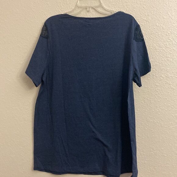 👕💙A amaryllis navy short sleeve top!! The top of the top is lace!!! - Picture 4 of 4
